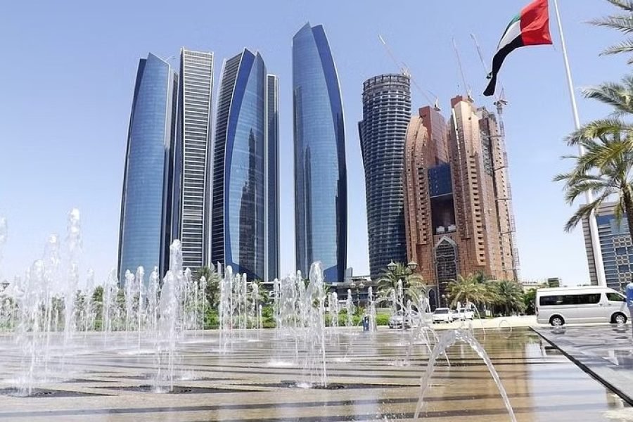 Recorrido clásico por la ciudad de Abu Dabi con Museo del Louvre y merienda en la Torre Etihad
